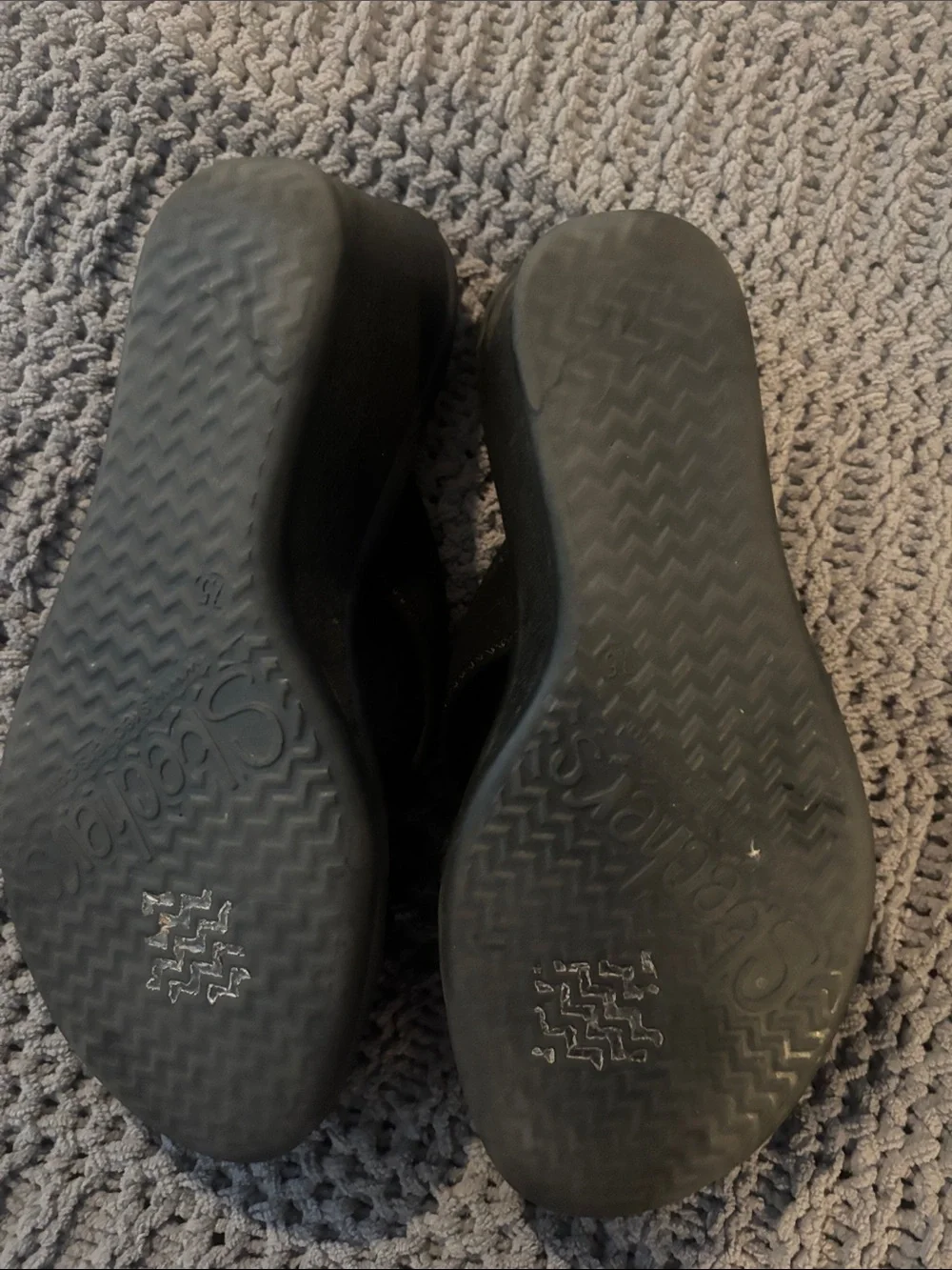 Skechers Black Slip-On Wedge strapy Sandals with Toe Loop